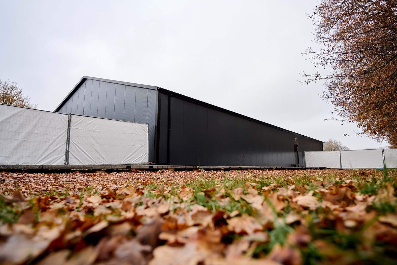 Buitenkant Flexhal opvanglocatie SMO Traverse