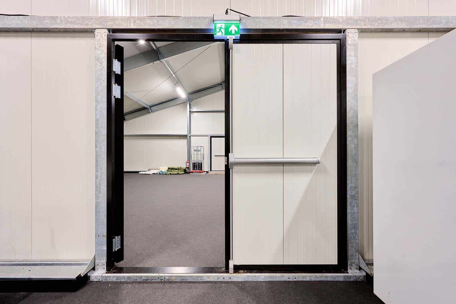 Dubbele loopdeur als nooduitgang in Flexhal van SMO Traverse