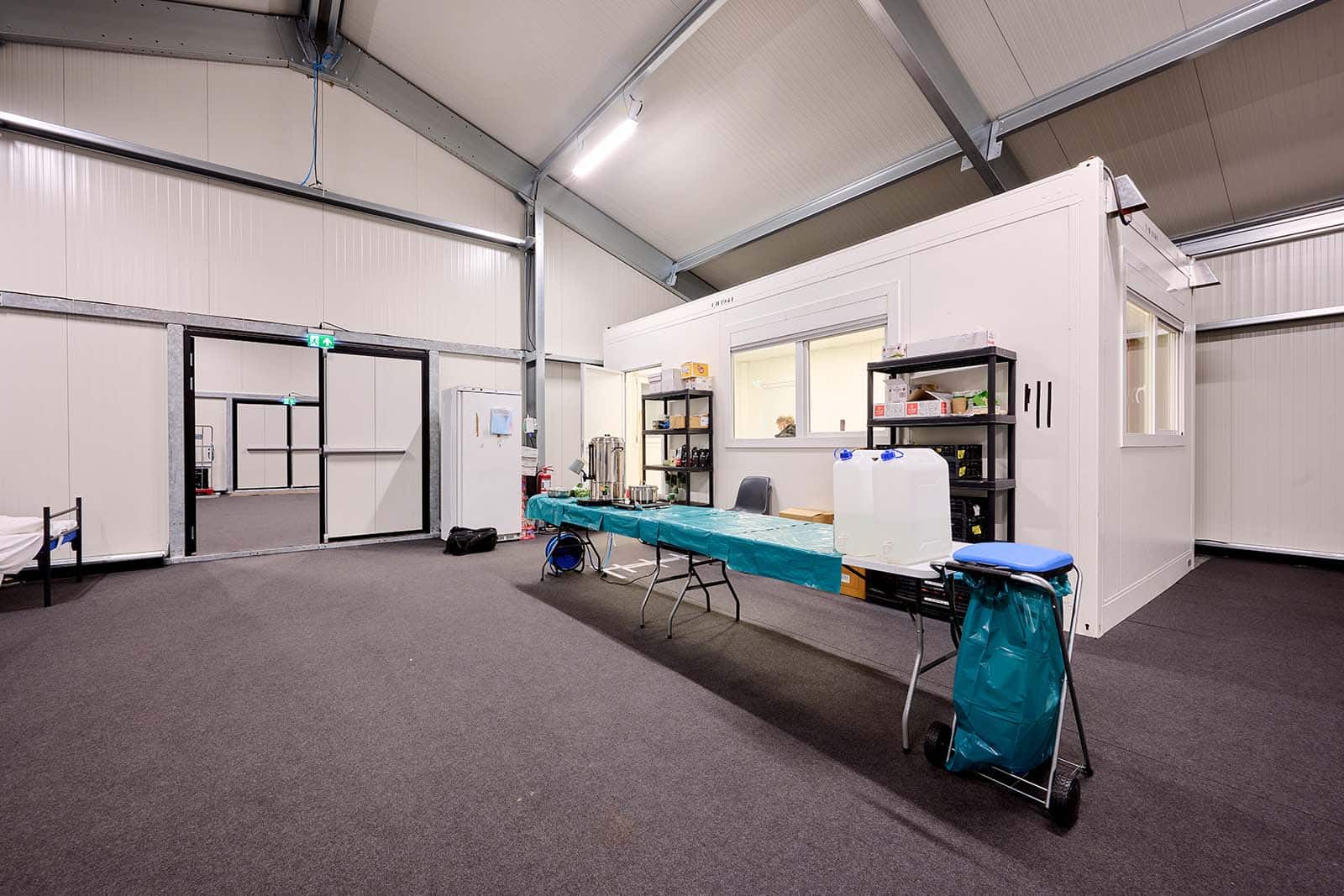 Kantoorunit in Flexhal voor noodopvang dakloze arbeidsmigranten SMO Traverse
