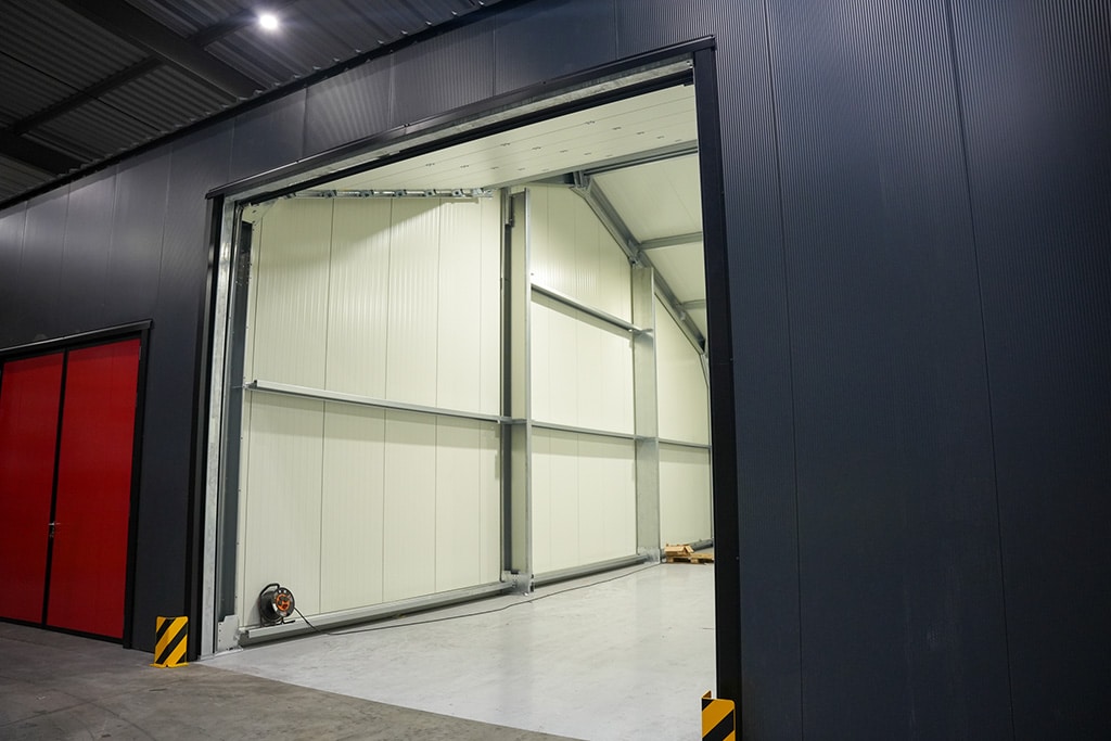 Buitenzijde Flexhal met geopende overheaddeur voor Seaway7