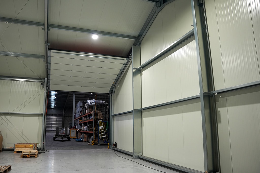 Binnenzijde Flexhal met geopende overheaddeur voor Seaway7