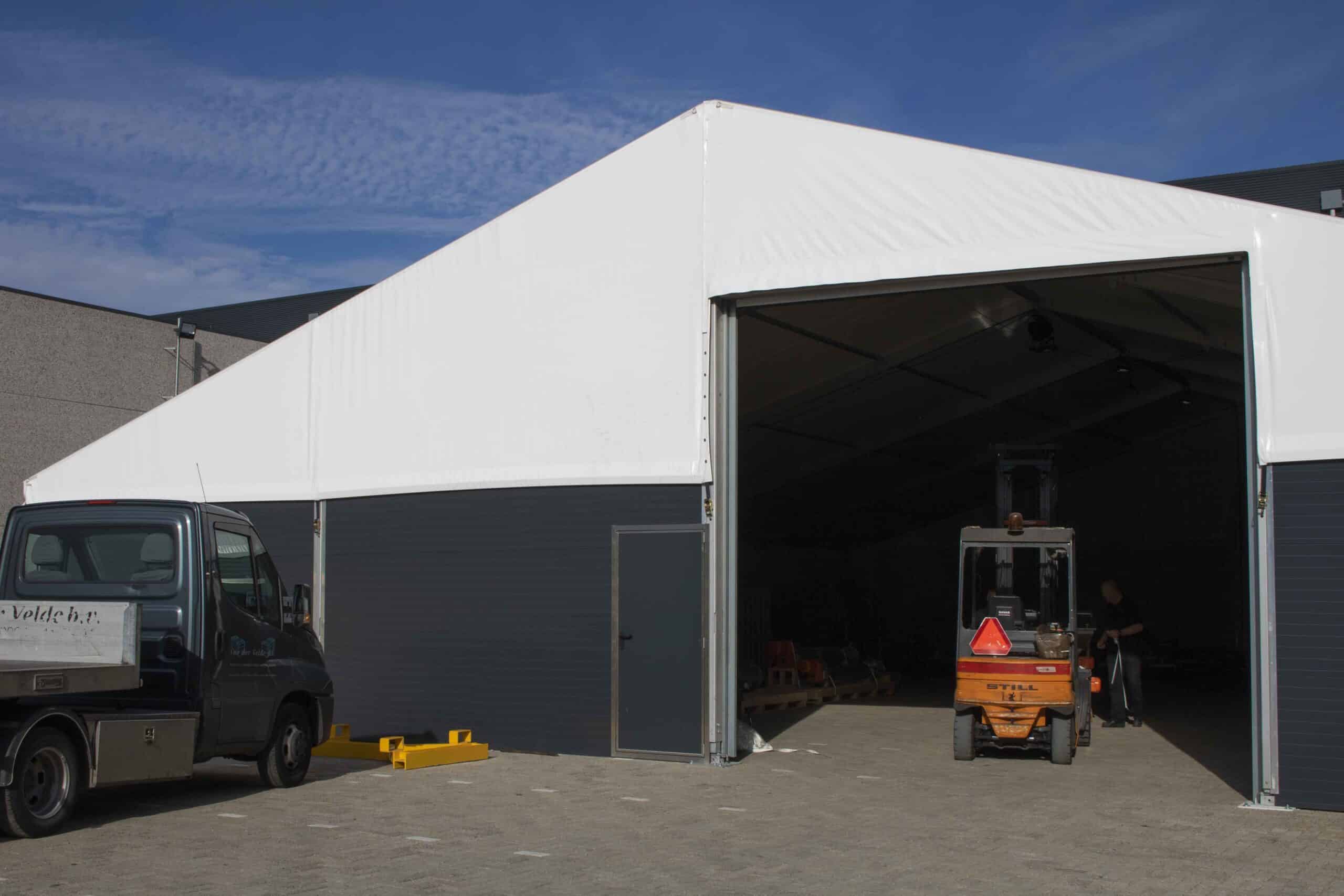 Voorkant tenthal als opslag en werkplaats voor Tanis Confectionery