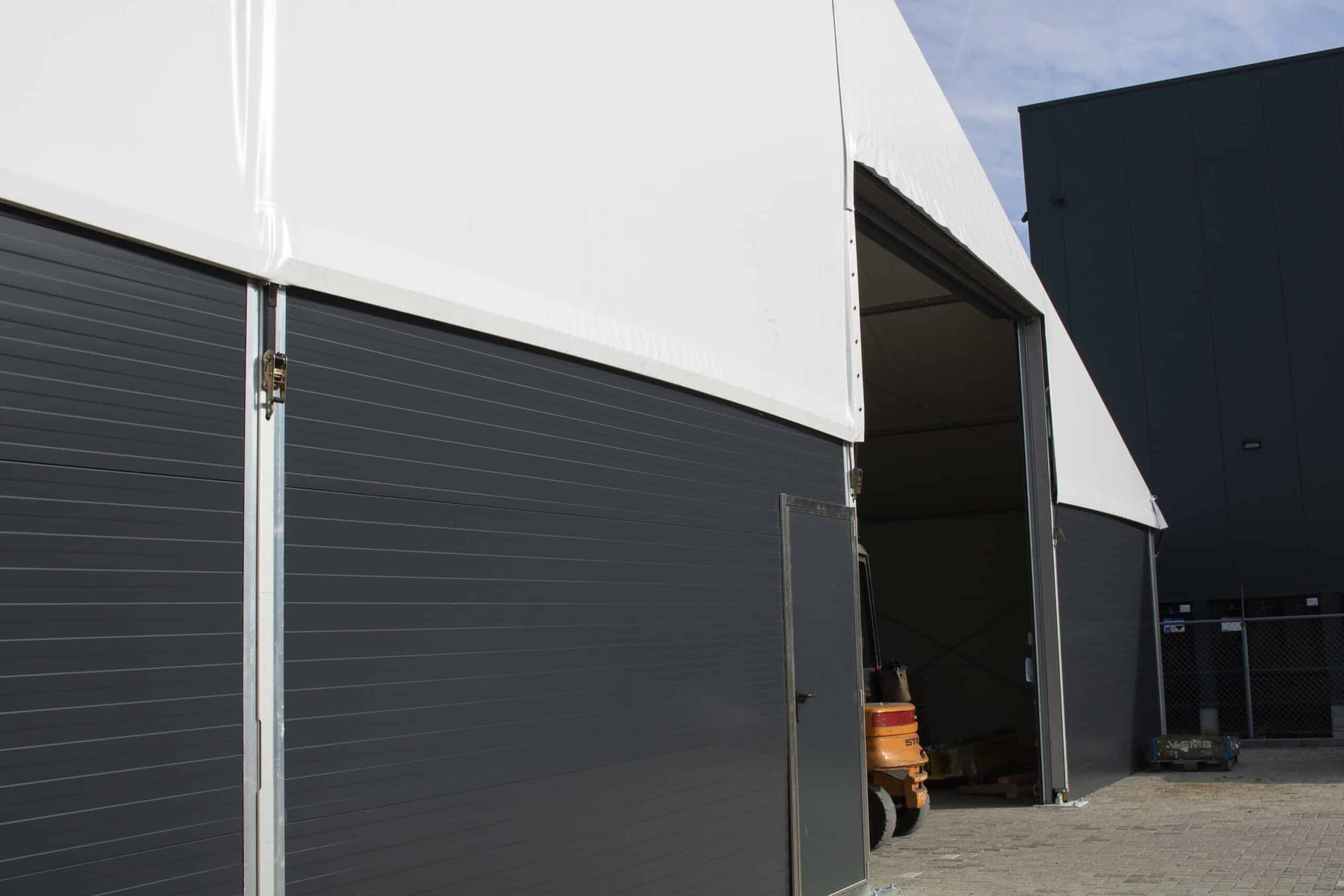 Ingang tenthal als opslag en werkplaats bij Tanis Confectionery