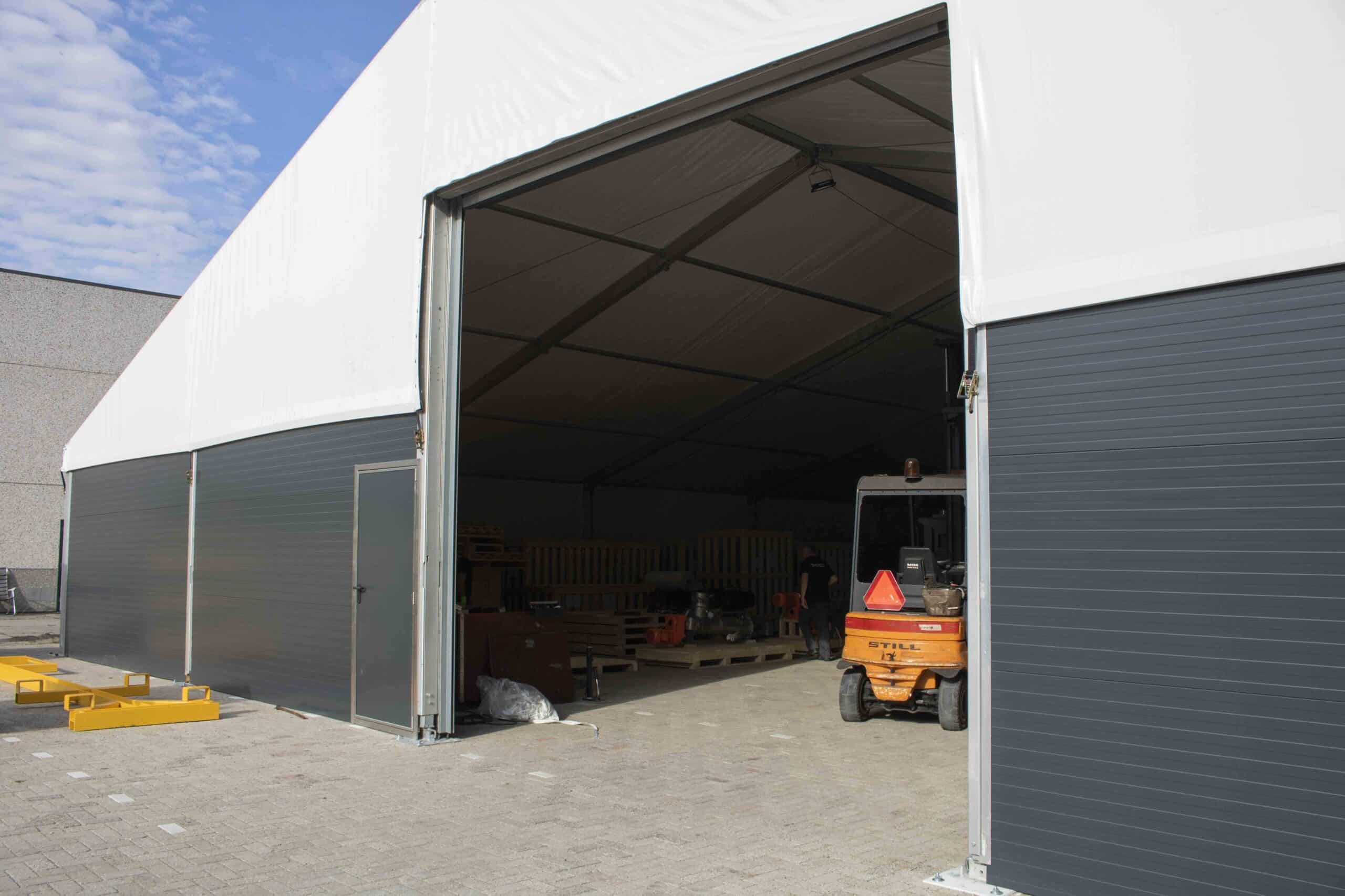 Ingang opslagtent voor Tanis Confectionery