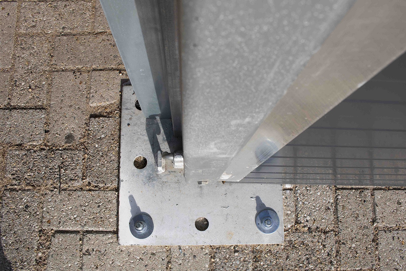 Detail voetplaat als verankering tenthal Tanis Confectionery in betonklinkers