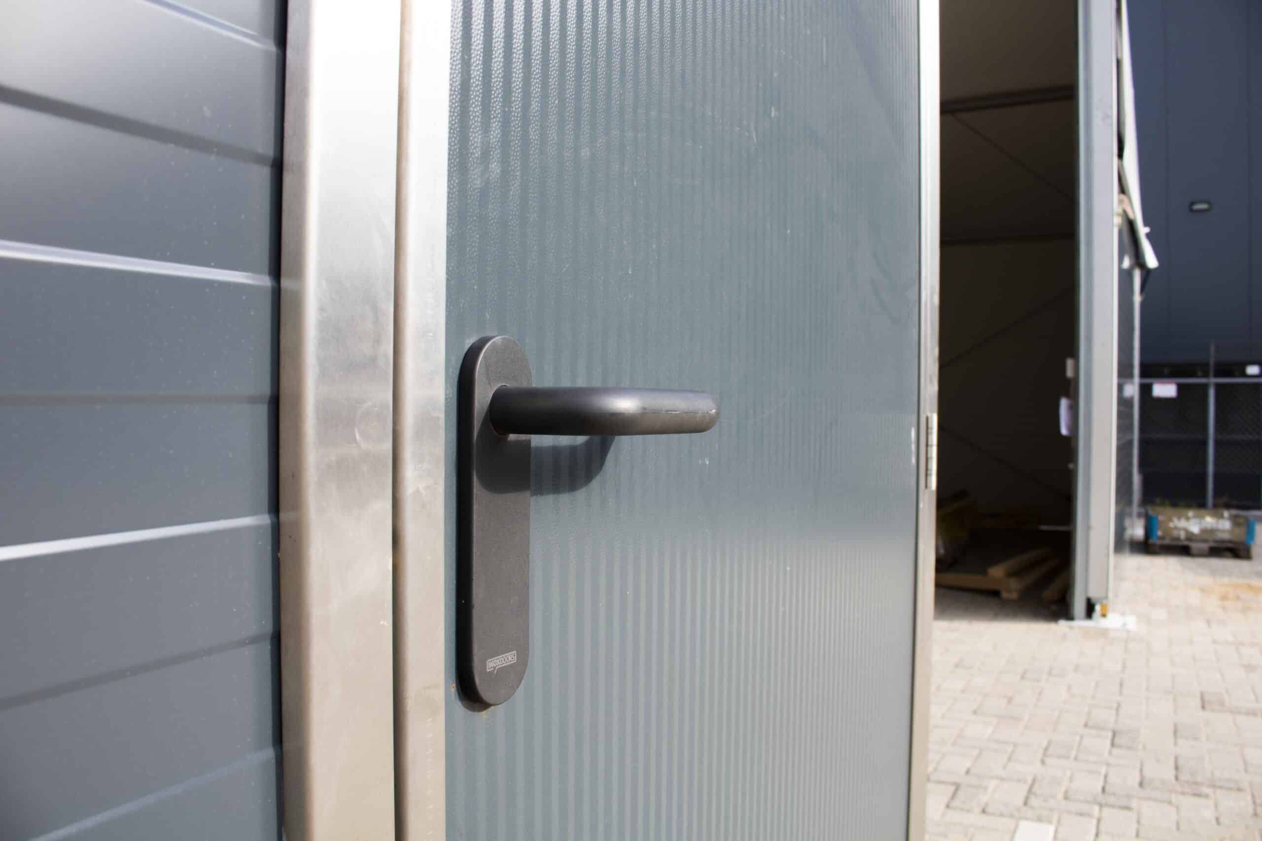Detail loopdeur in tenthal voor Tanis Confectionery