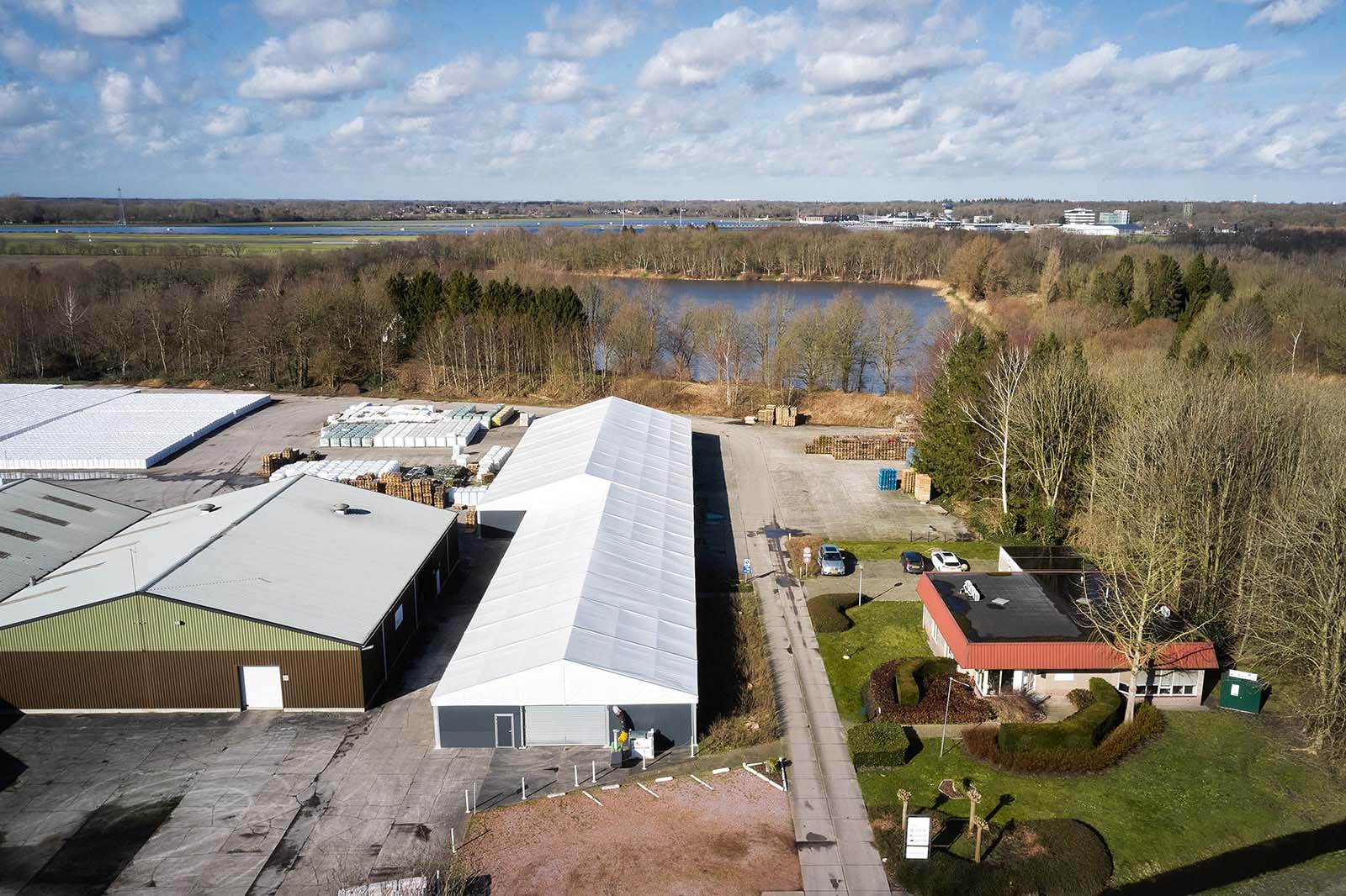 Twee tenthallen op terrein van Seasons Products