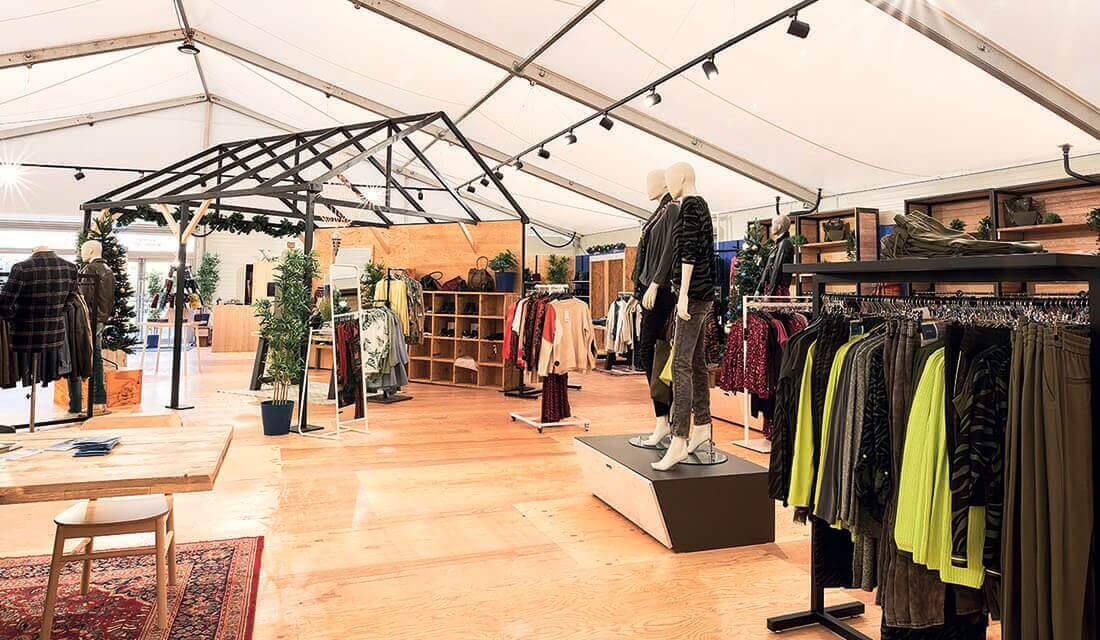 Een tijdelijke showroom aluhal met kleding
