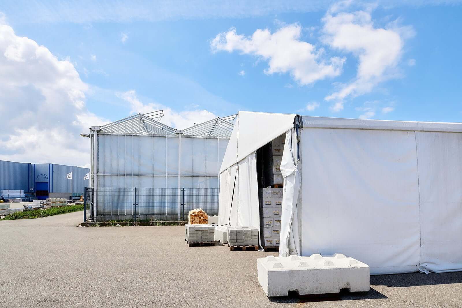 Buitenkant zijzeilen aan rails Valk Horti Systems