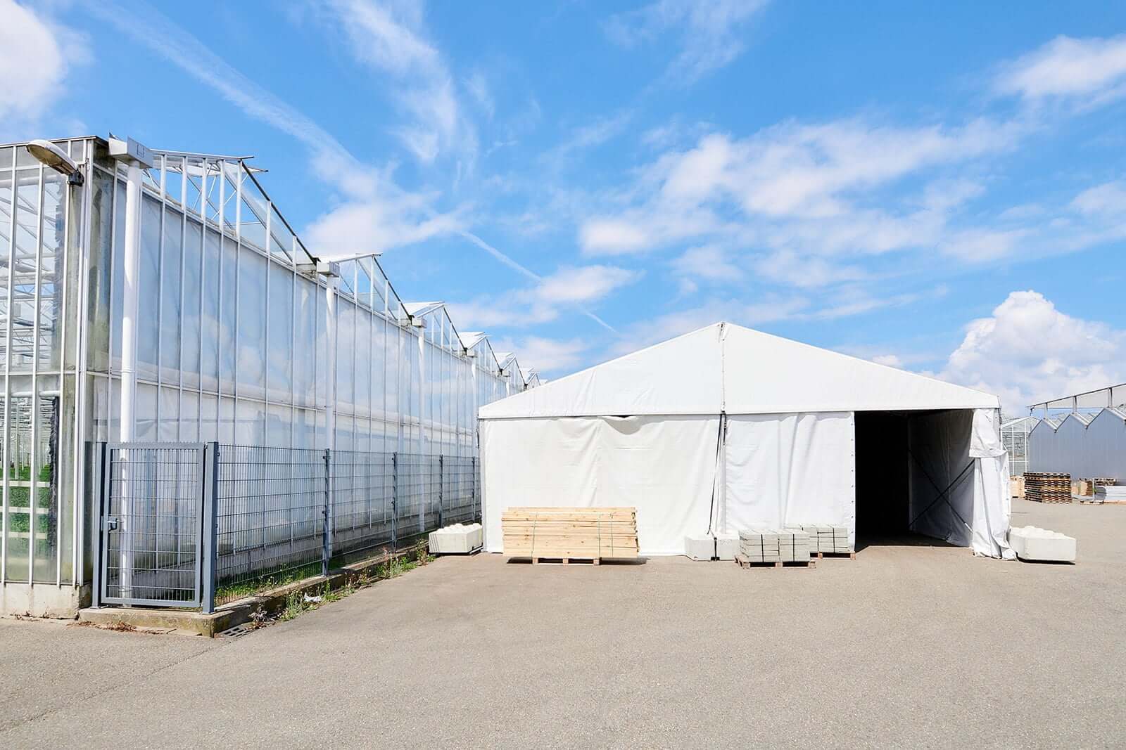 Opslagtent bij Valk Horti Systems naast kas