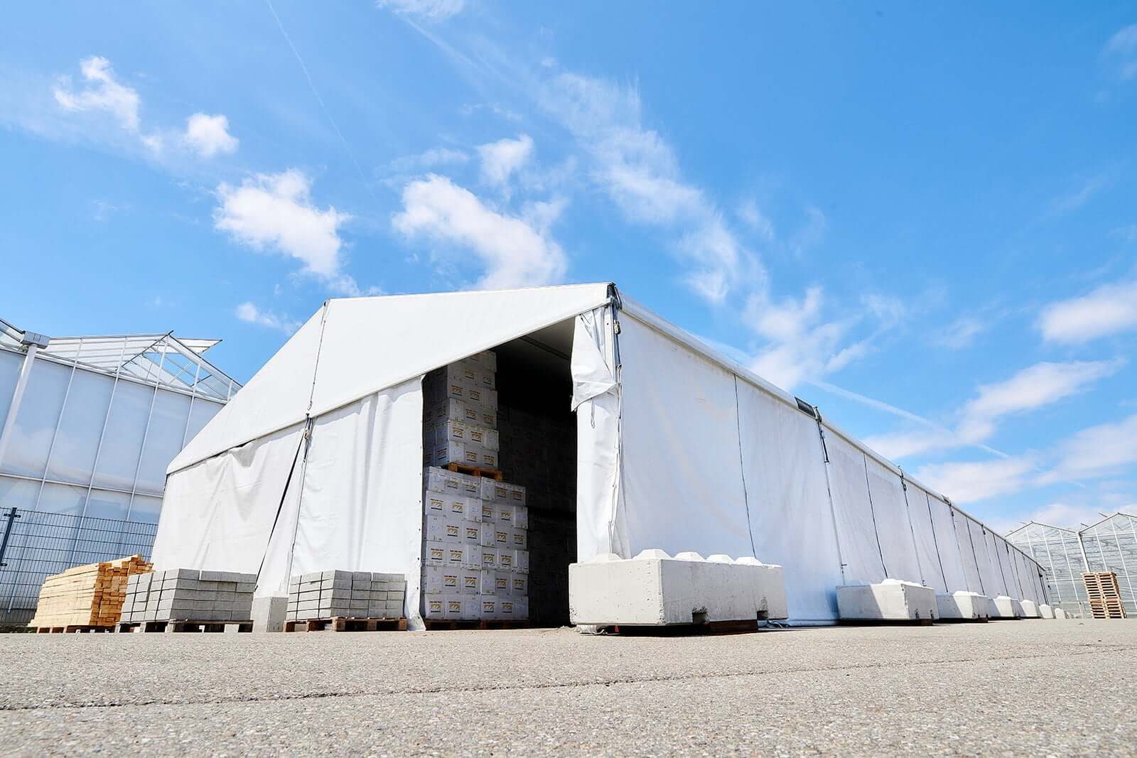 A white aluminum hall from Valk Horti Systems