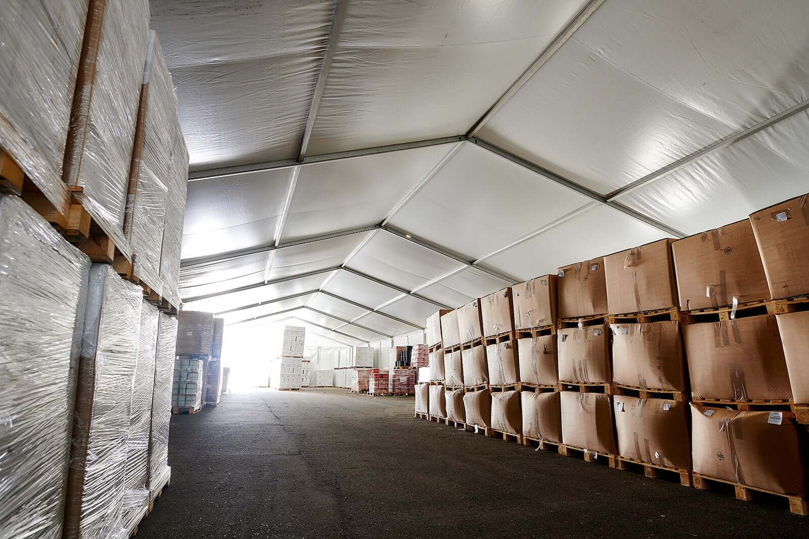 Binnenkant opslagtent bij Valk Horti Systems