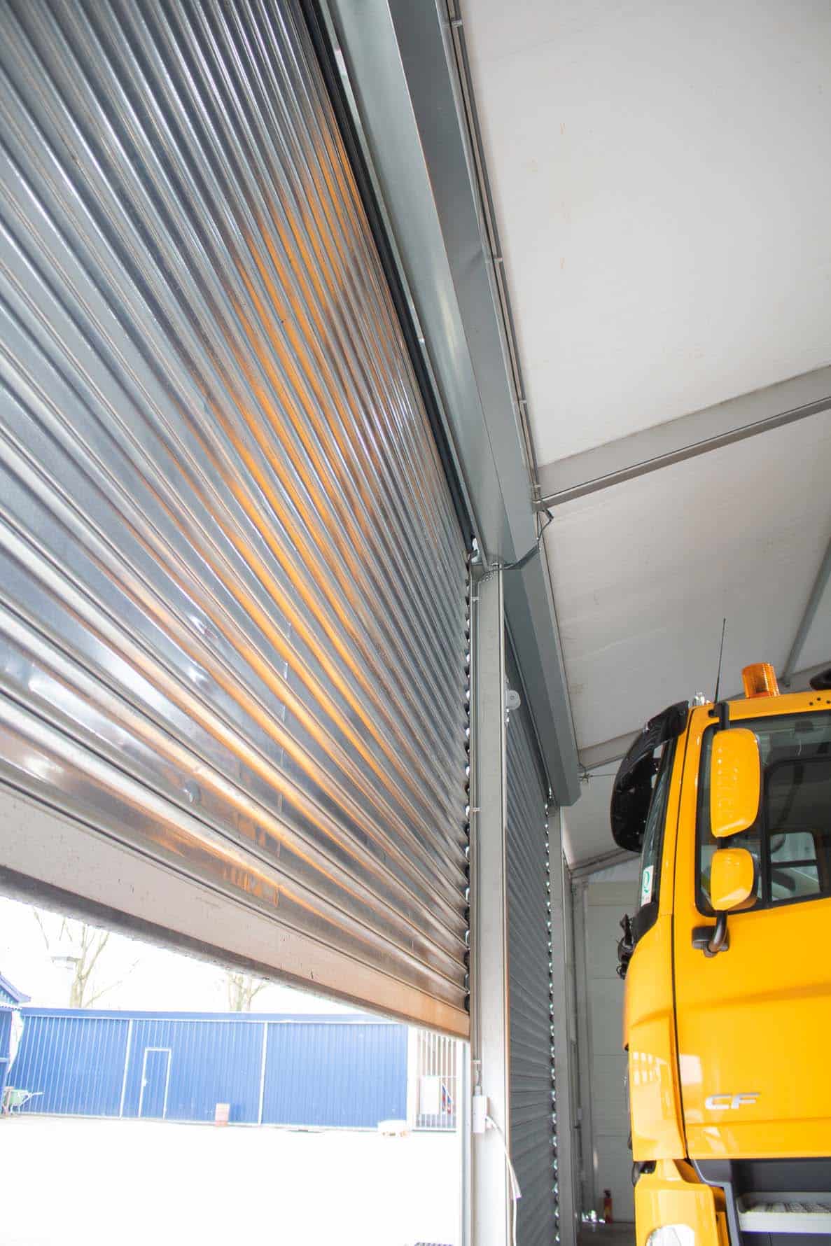 Detail binnenkant tenthal bij elektrische roldeur Van Ginkel Trucks