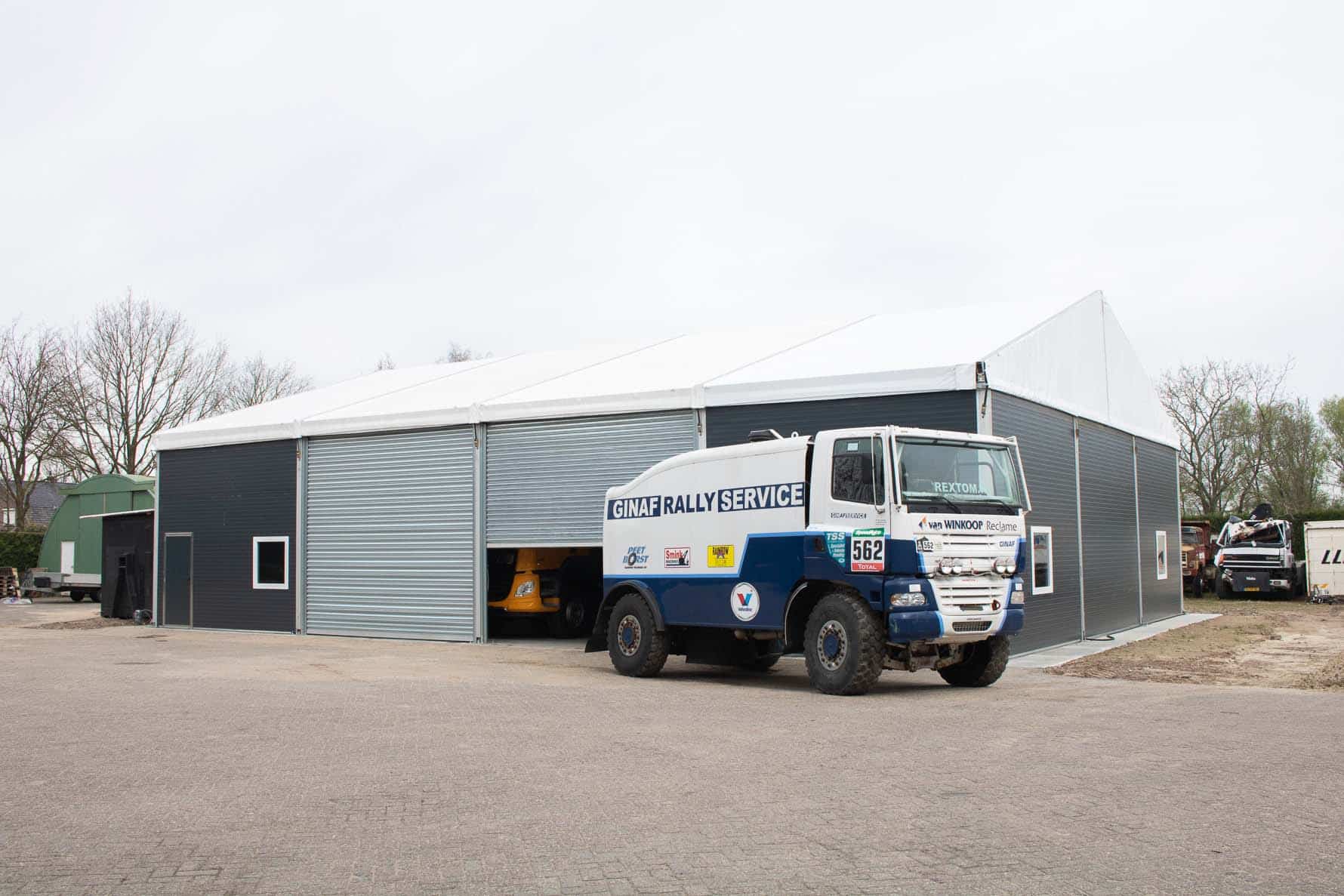 Tenthal met twee elektrische roldeuren met truck van Van Ginkel Trucks voor de hal