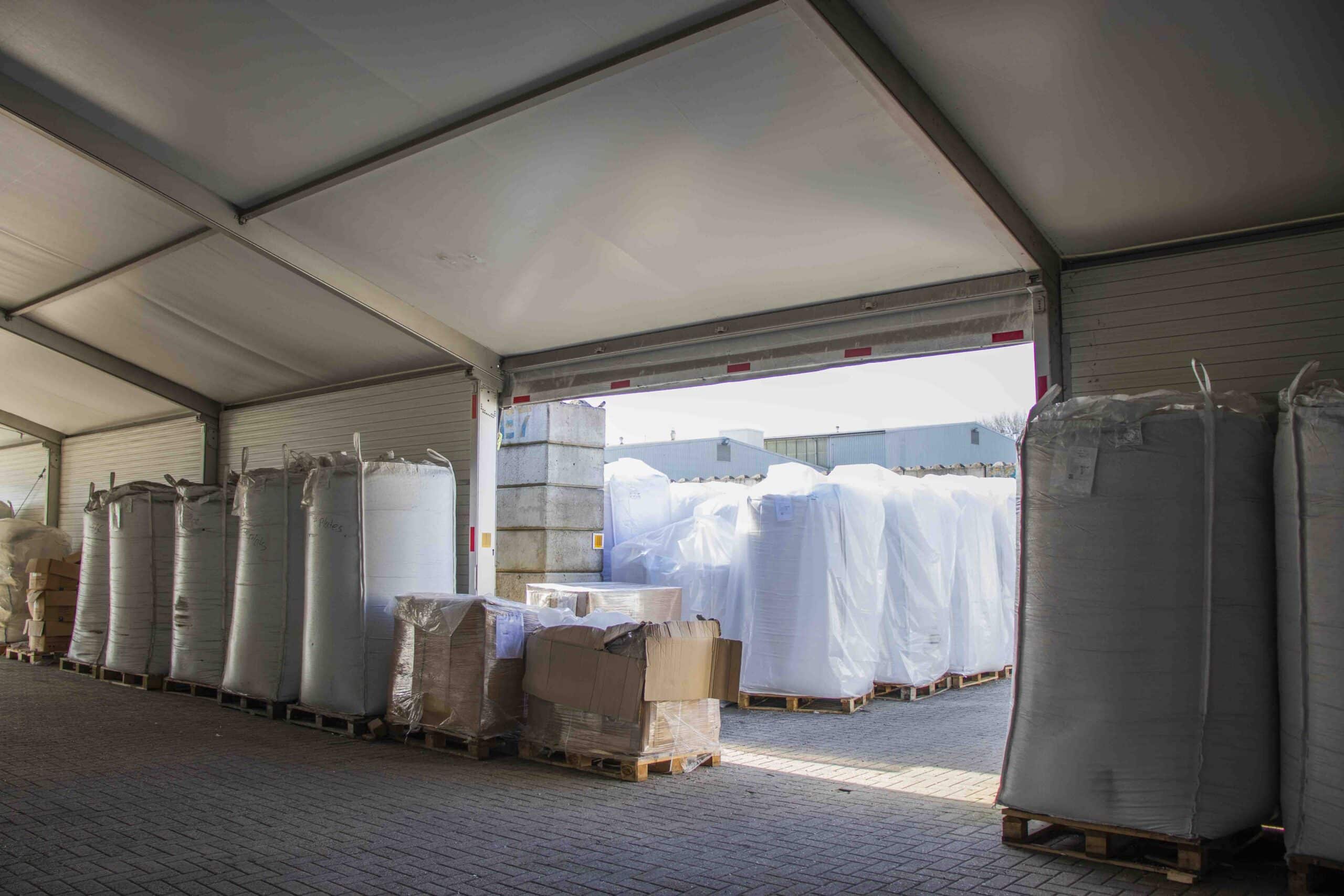 Opening zijkant opslagtent bij Van Werven