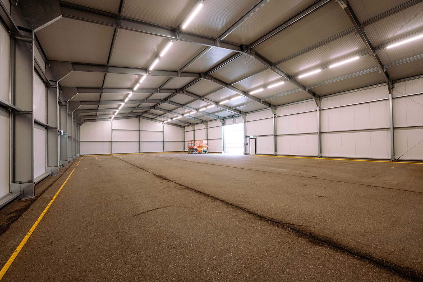 Binnenkant van een lege Flexhal bij Vrumona