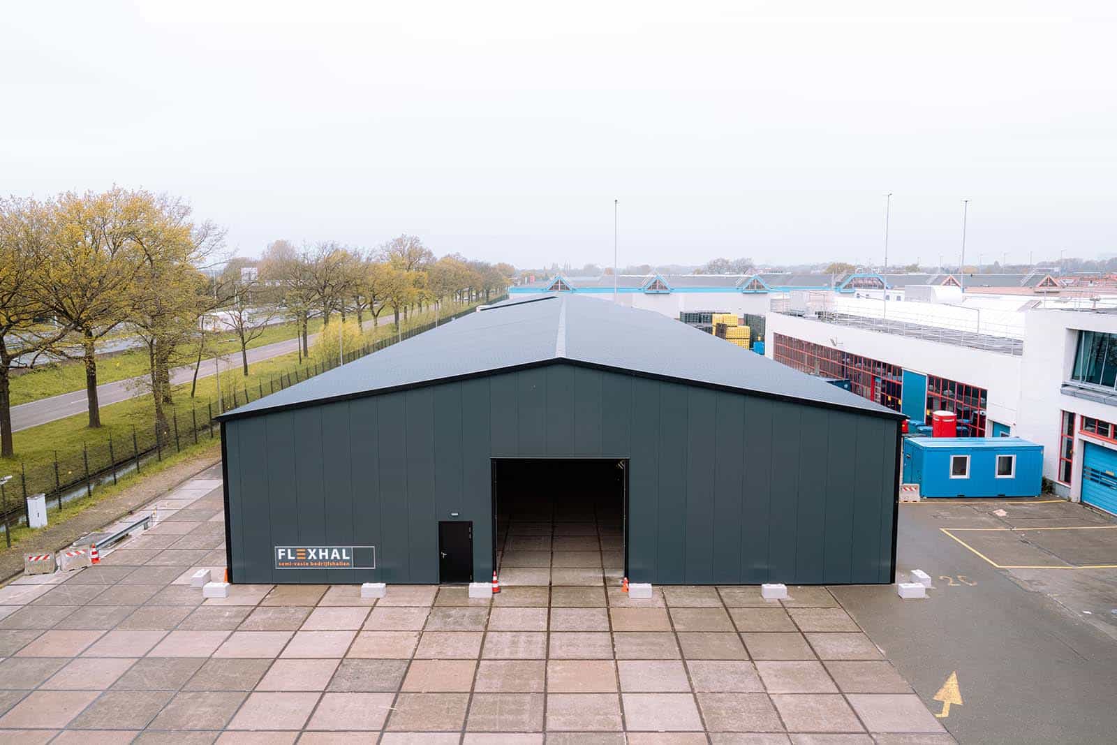 Vooraanzicht van een prefab bedrijfshal voor Vrumona