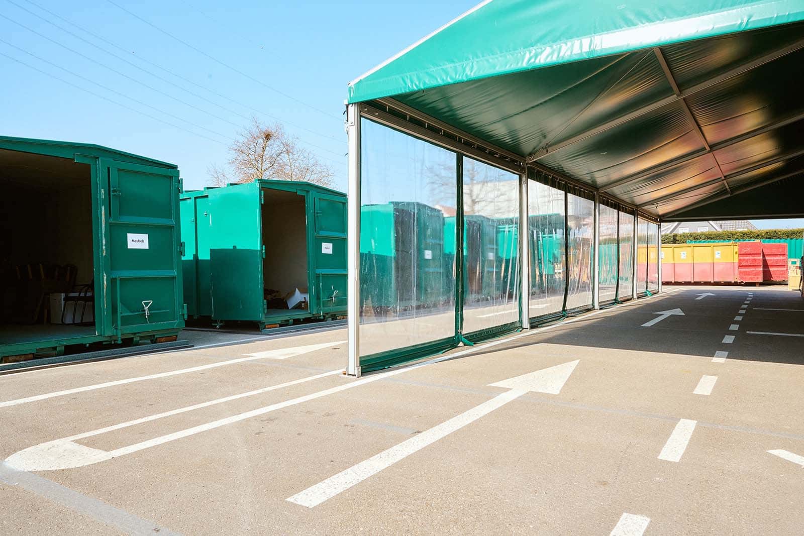 Transparante zijzeilen in de overkapping van het Waardlanden Kringlooppplein