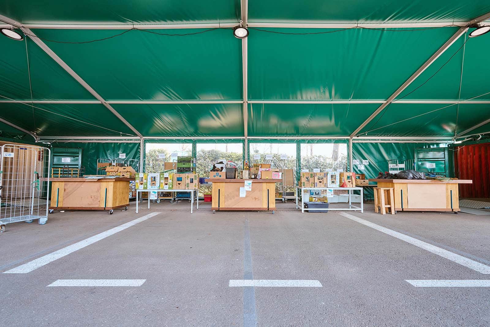 Binnenkant overkapping met gekleurde en transparante pvc zeilen voor Waardlanden