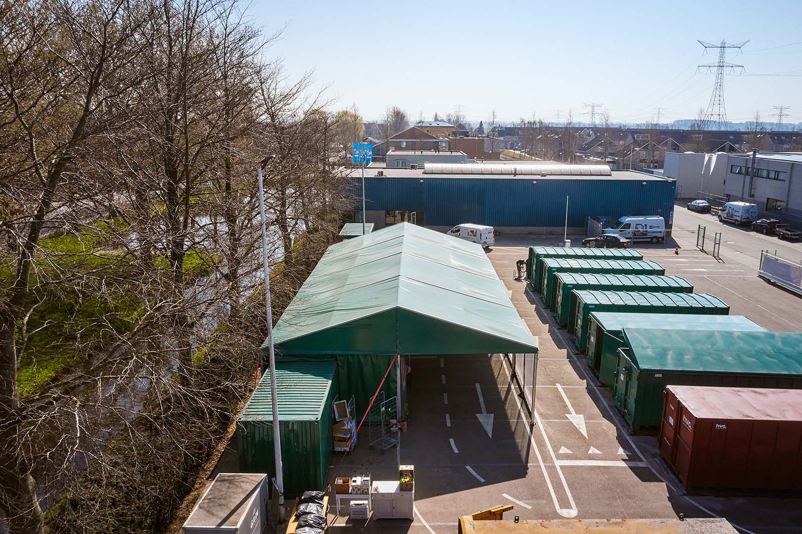 Overkapping met gekleurde pvc zeilen voor Kringloopplein van Waardlanden