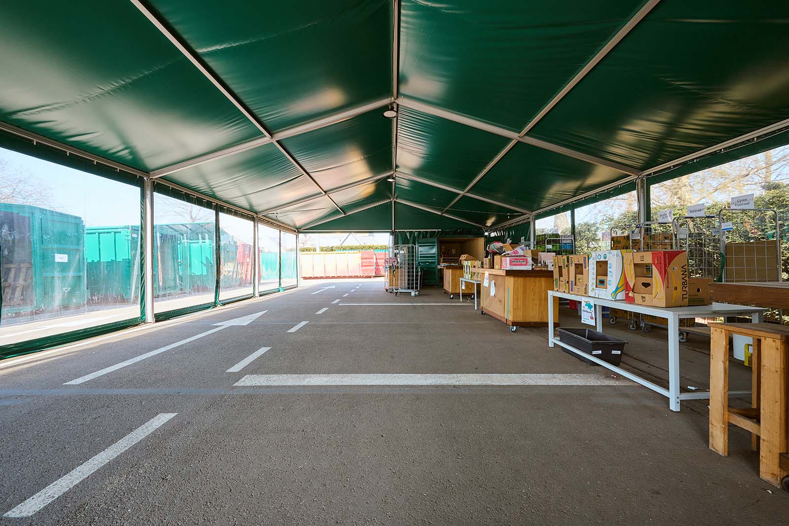 Inzamelingspunt voor Waardlanden overkapt met gekleurde aluminium overkapping