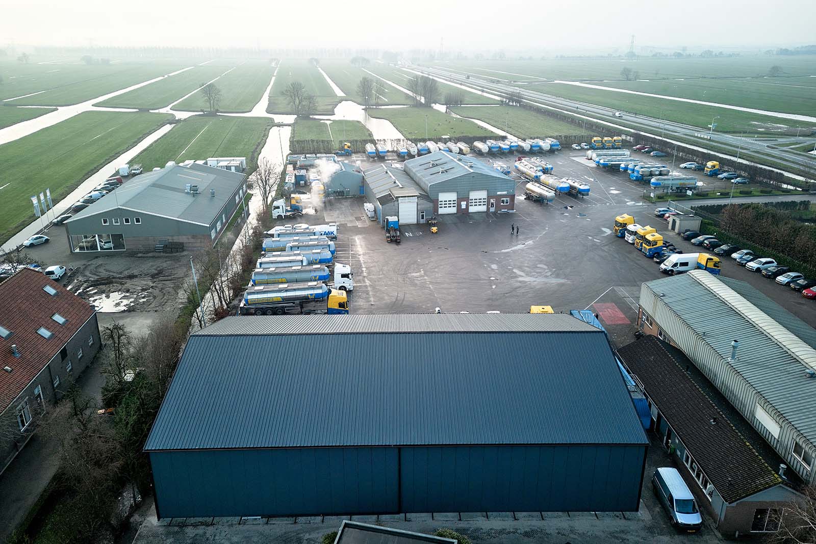 Achterzijde Flexhal met uitzicht op bedrijven terrein van Wemmers Transport