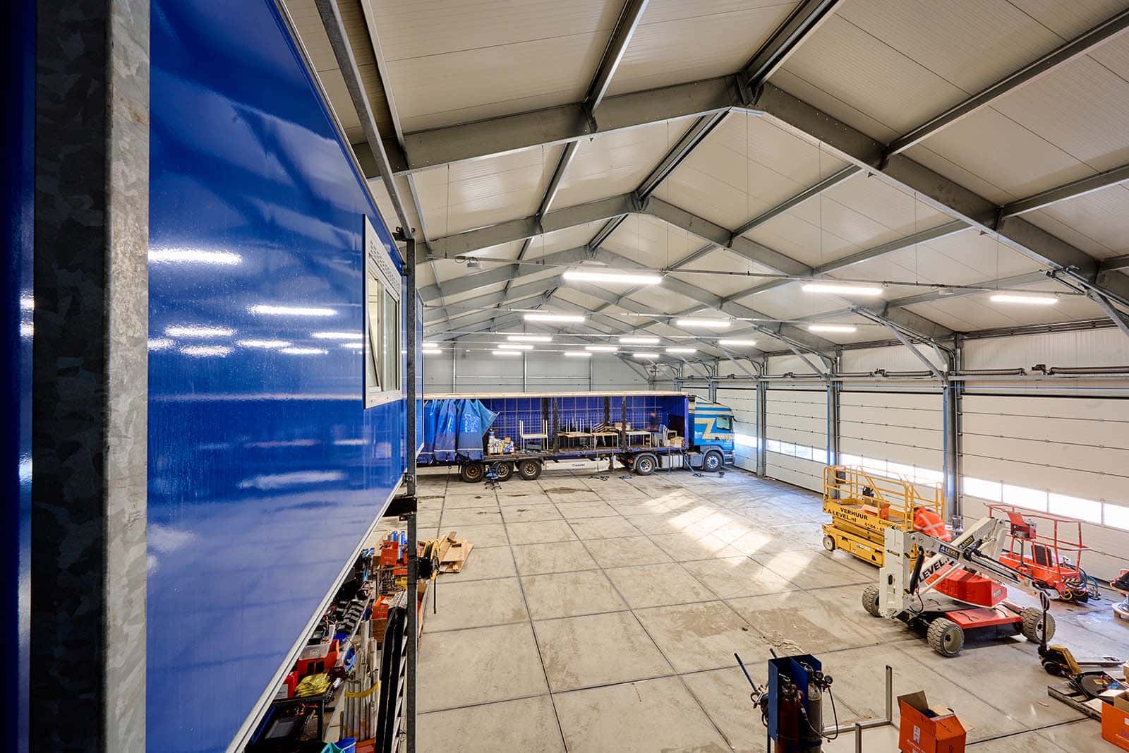 Foto uit kantoor gerealiseerd in de Flexhal van Wemmers Transport