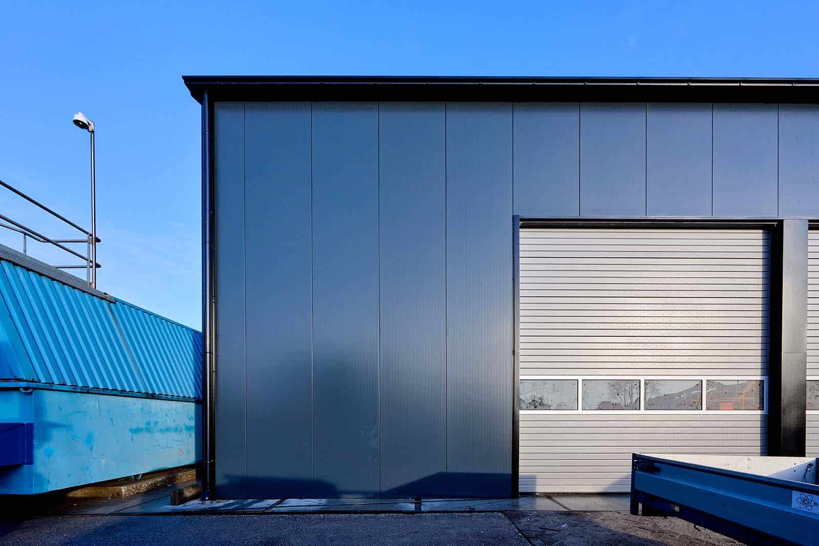 Hoekdetail van Flexhal voor Wemmers Transport met overheaddeur