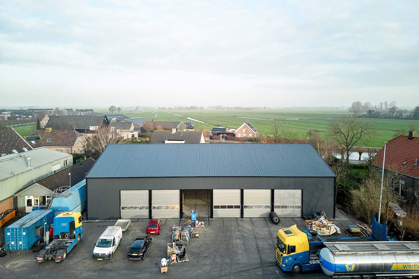 Flexhal van 20 bij 35 meter voor Wemmers Transport met 6 overheaddeuren