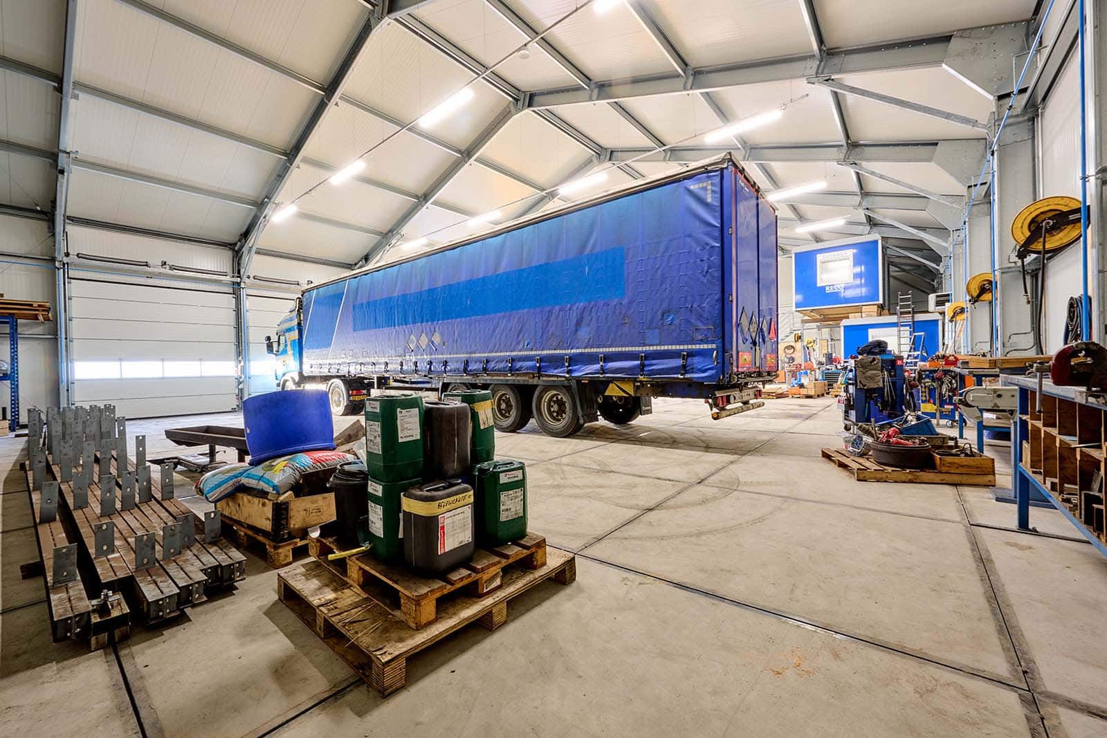 Truck met trailer in de Flexhal van Wemmers Transport