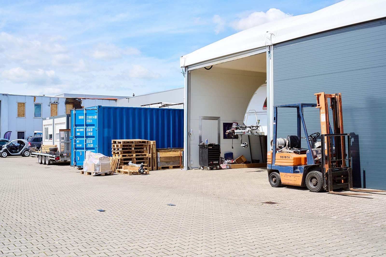 Zijaanzicht tenthal met sandwichpanelen Akro Handelsonderneming