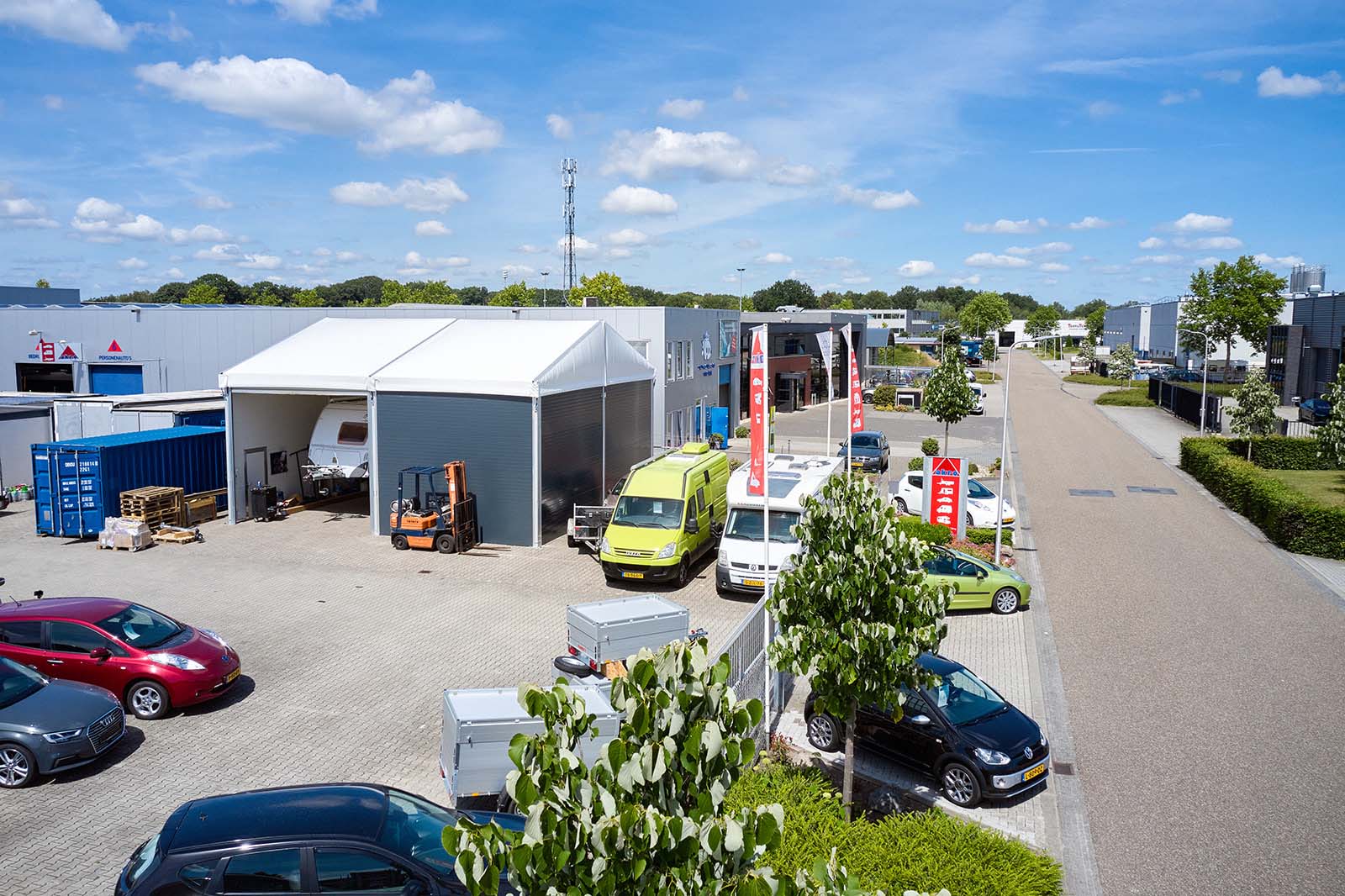 Tijdelijke werkplaats op terrein Akro Handelsonderneming