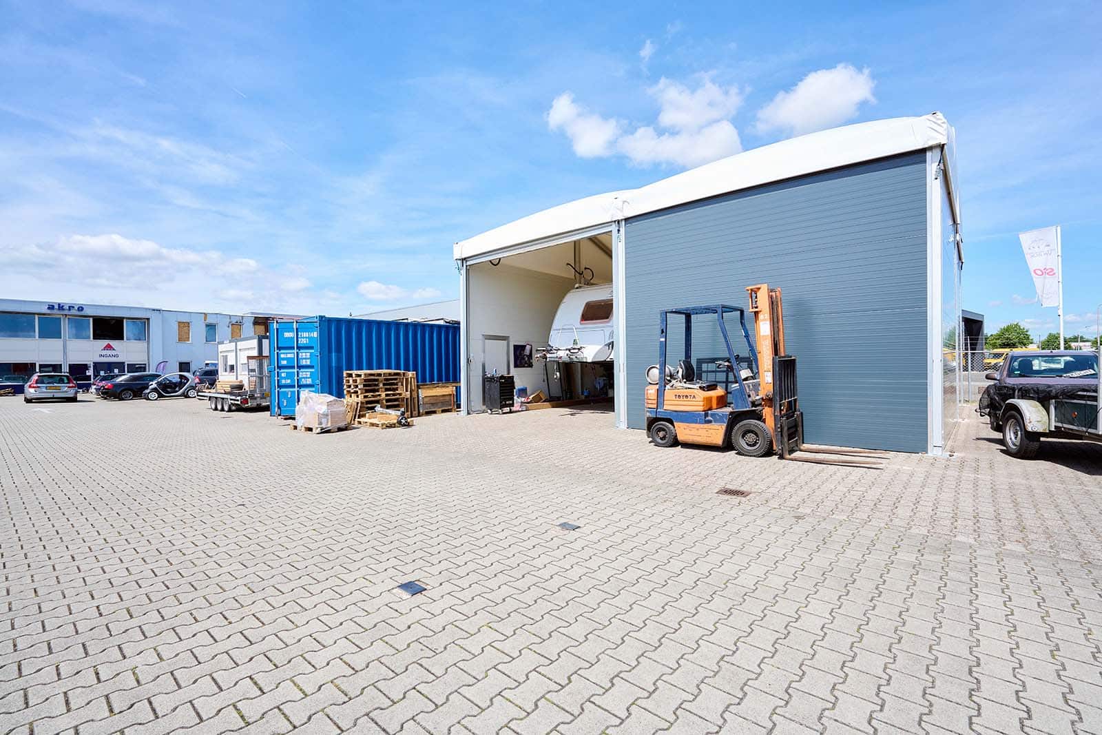 Bouwtent voor pand van Akro Handelsonderneming