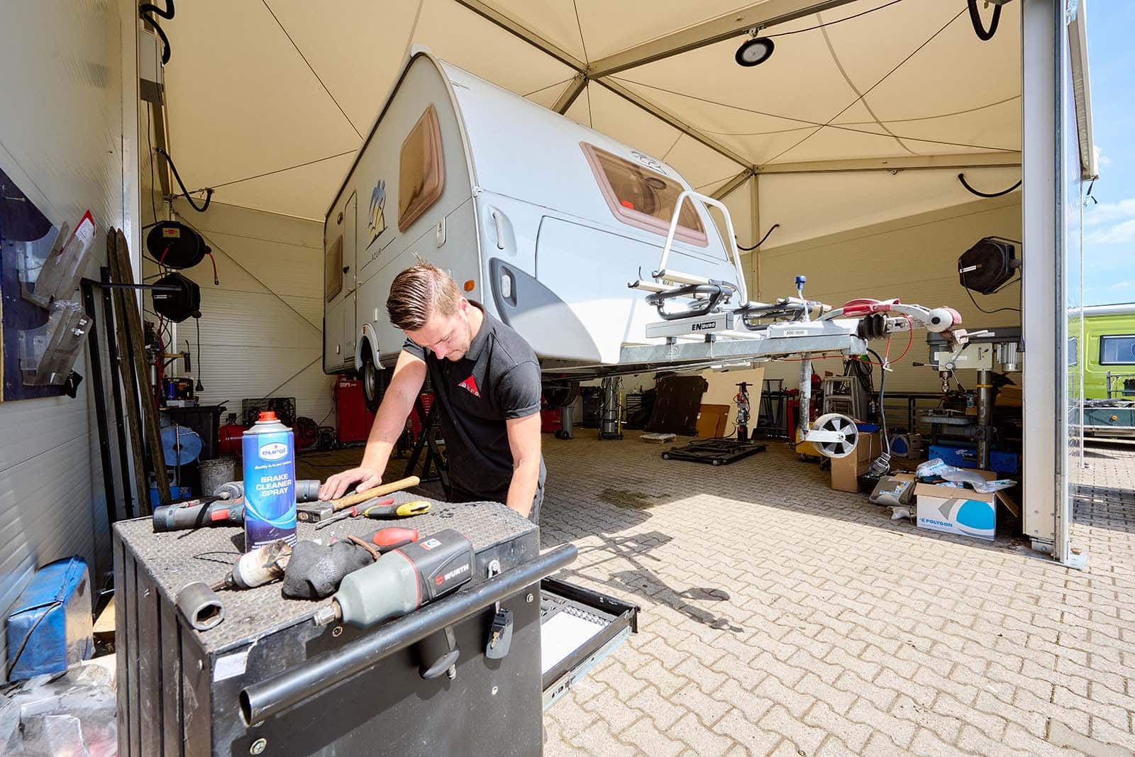 Binnenzijde werkplaats in tenthal Akro Handelsonderneming