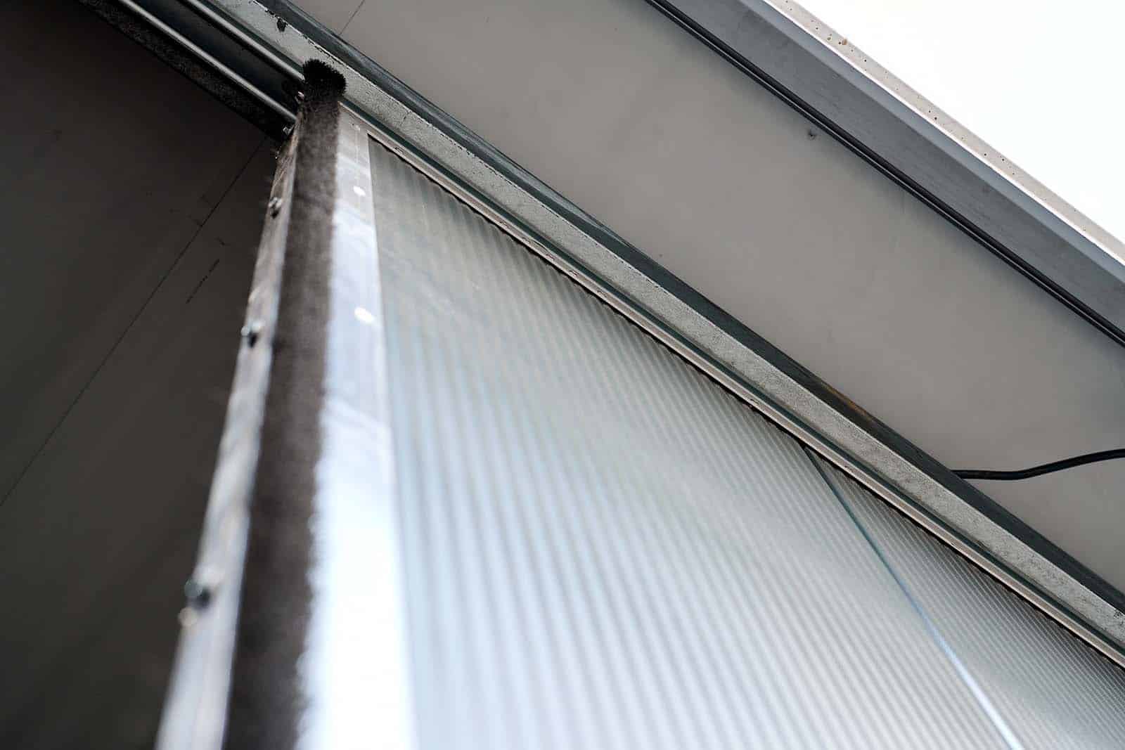 Detail bovenkant handmatige schuifdeur voor tenthal Makro Machelen
