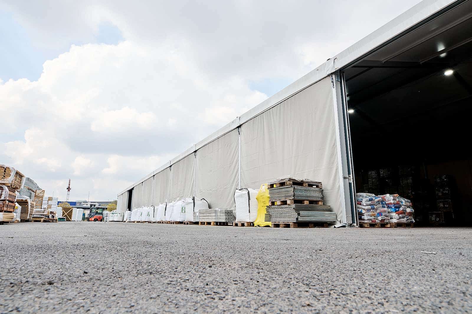 Zandkleurige pvc zijzeilen voor drive thru in tenthal voor Makro Machelen