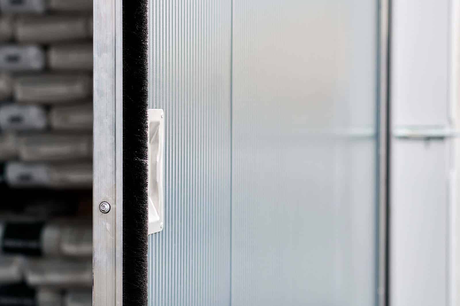 Detail handmatige schuifdeur Makro Machelen ongeïsoleerde tenthal