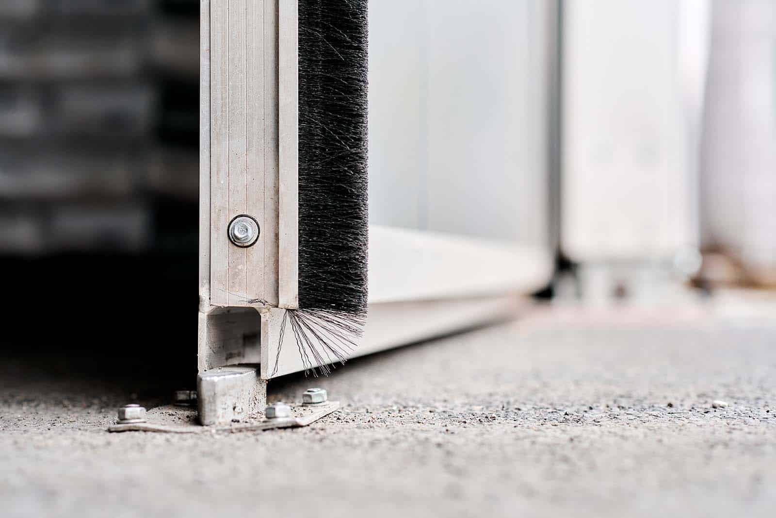 Detail schuifdeur in drive thru tenthal voor Makro Machelen