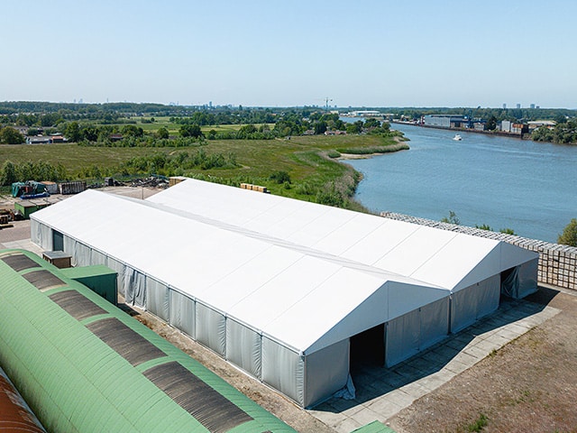 Een ongeïsoleerde witte aluminium tenthal