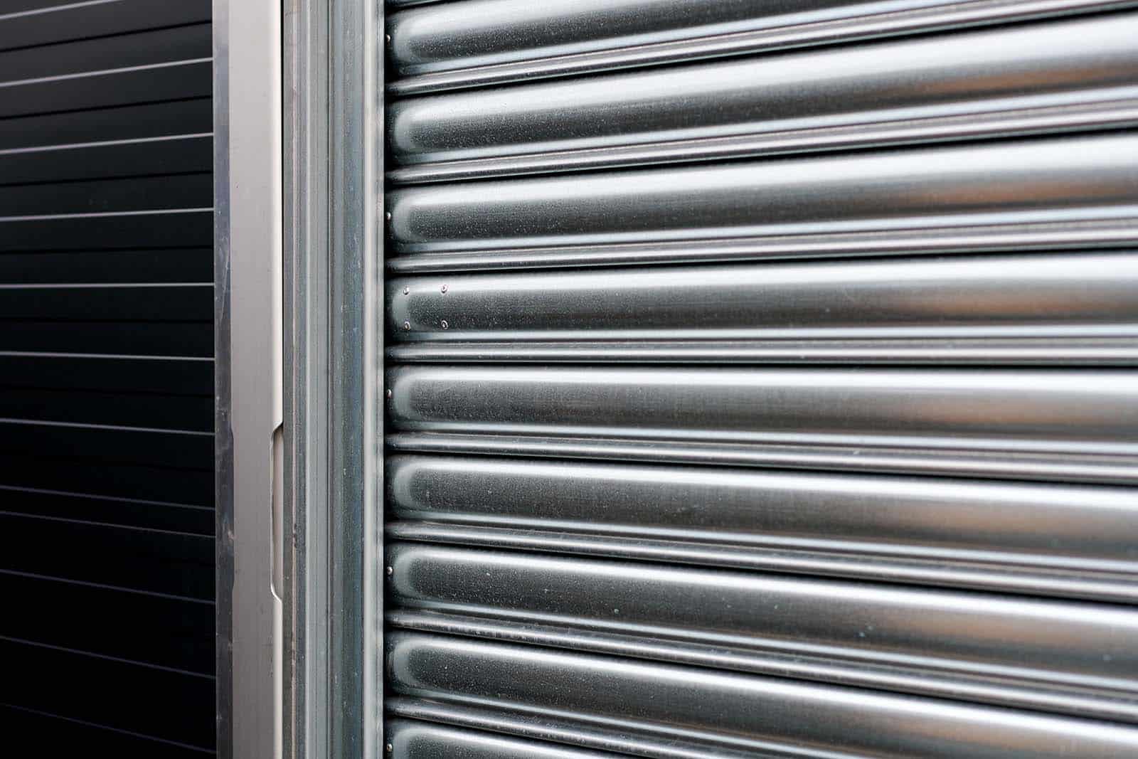 Detail elektrische roldeur in tenthal voor Gouda Vuurvast Services