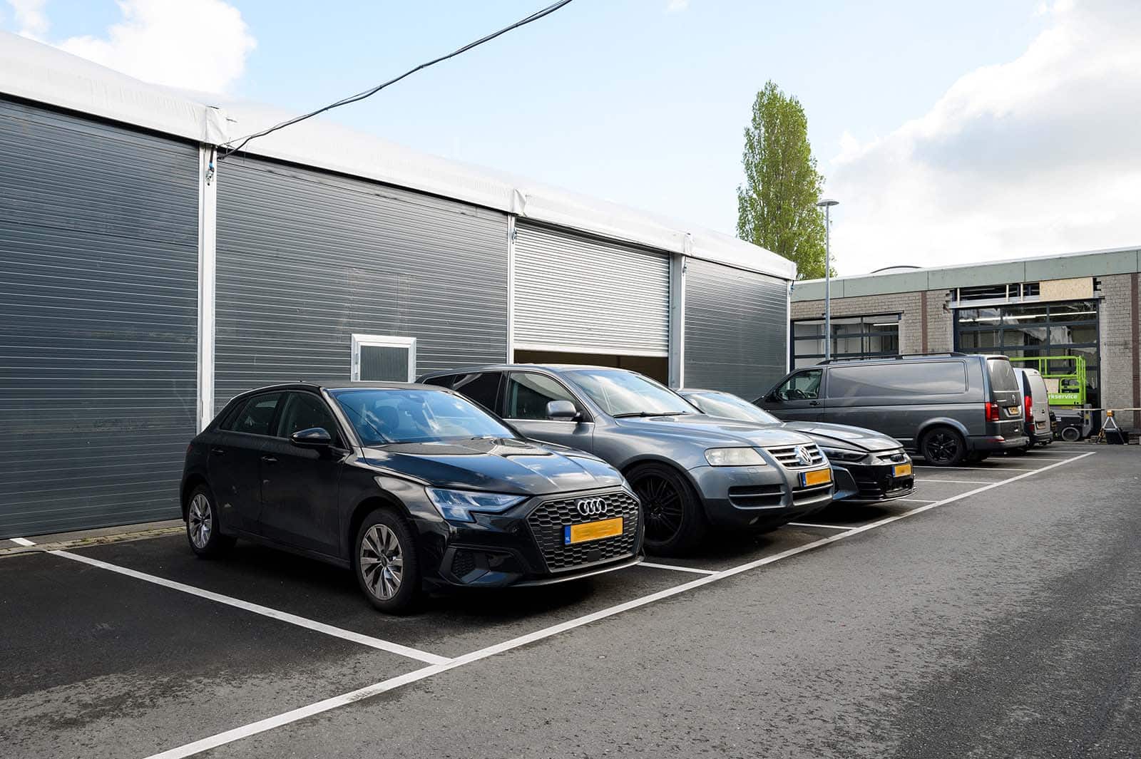 Autobedrijf van den Udenhout kiest voor tijdelijke tenthal na brand