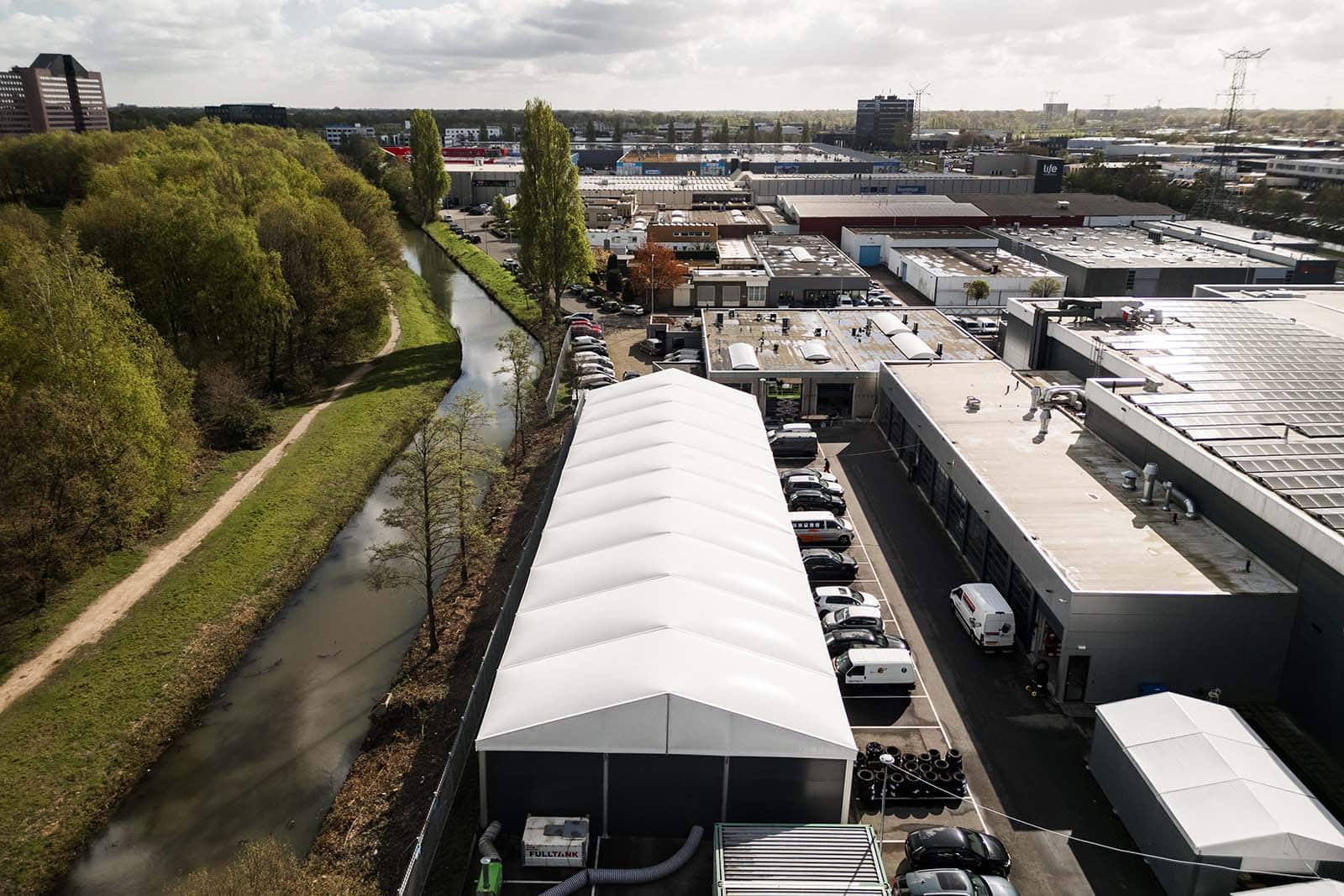 Droneshot tijdelijke tenthal Autobedrijf van den Udenhout