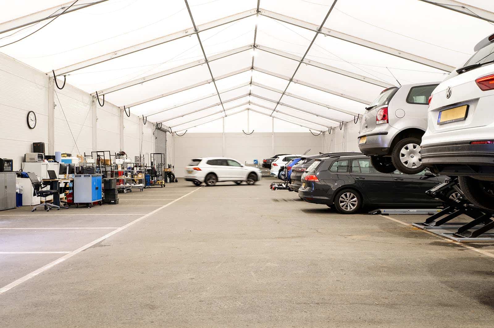 Werkplekken en kantoorruimte voor Autobedrijf van den Udenhout