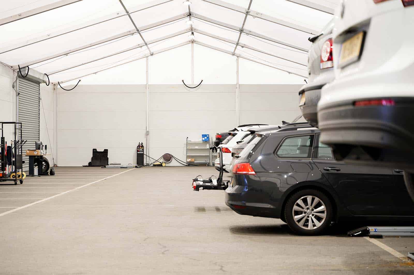 Meerdere werkplekken in tenthal Autobedrijf van den Udenhout
