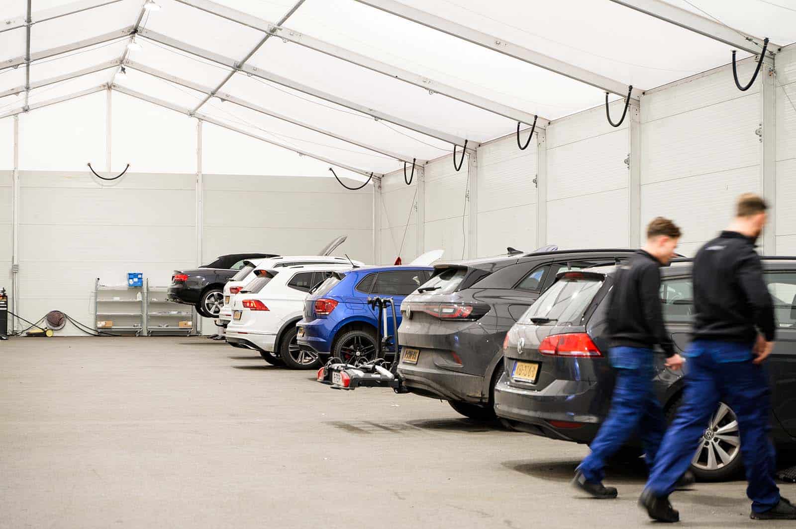 Werkplaats in tijdelijke tenthal Autobedrijf van den Udenhout