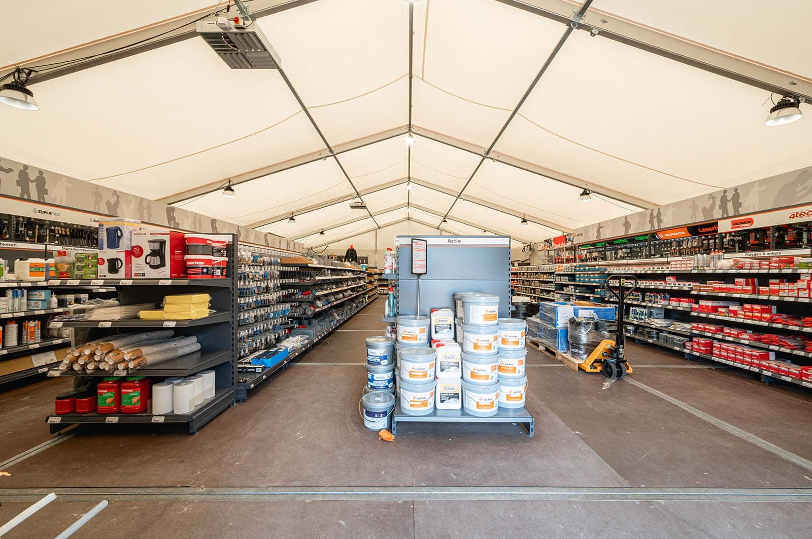 Hoek wegenbouw pop-up store in volledig geïsoleerde tenthal met zwaarlastvloer