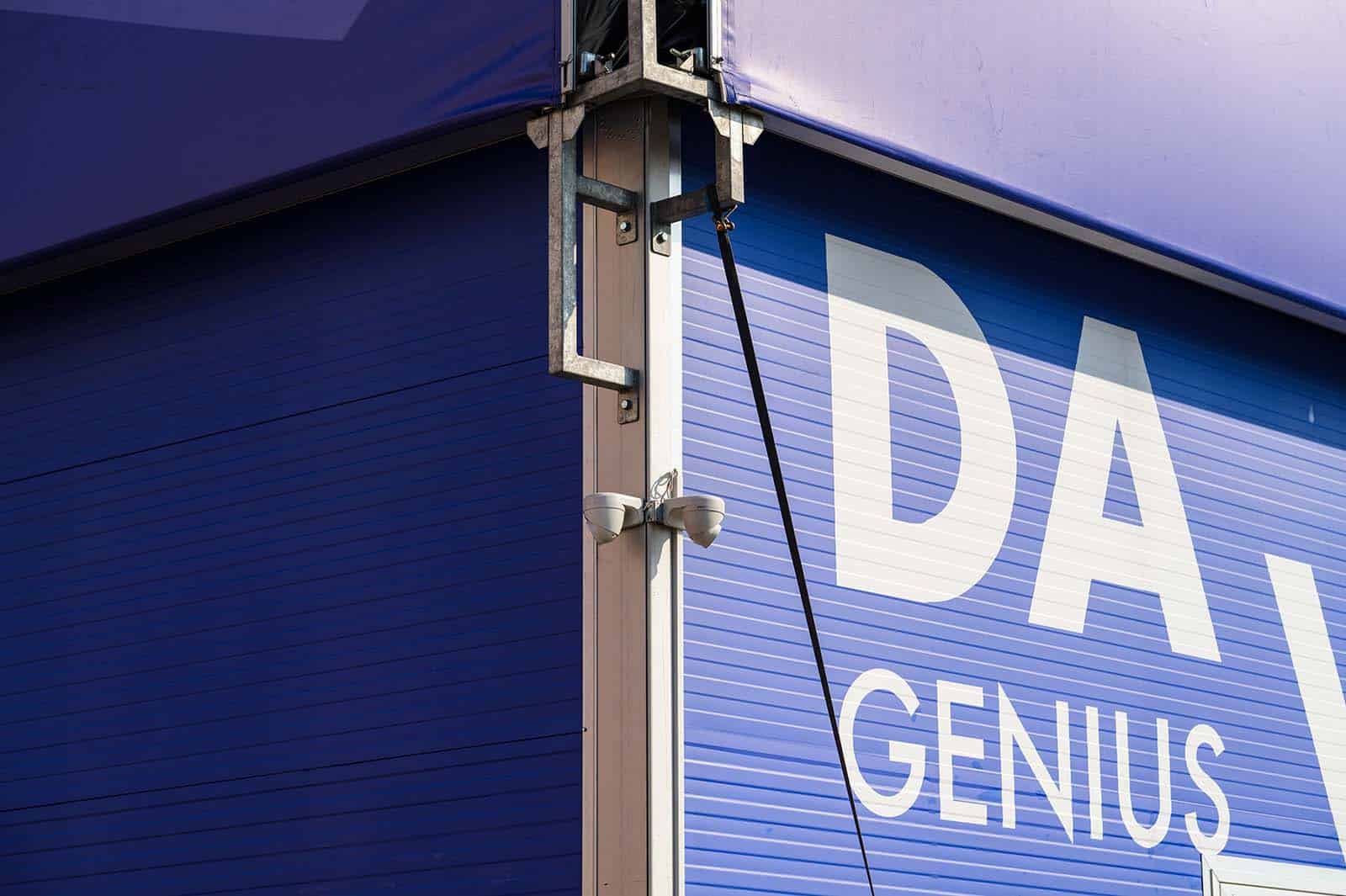 Hoekdetail met camerabewaking aan de tenthal voor Da Vinci Genius