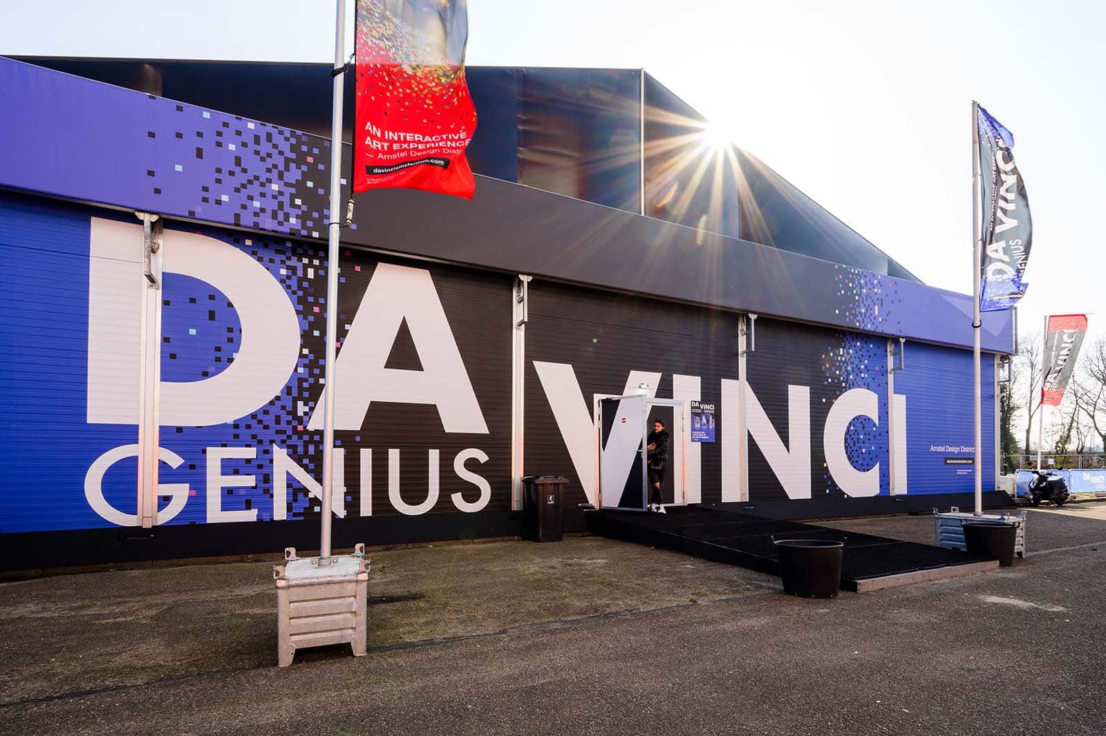 Buitenzijde en ingang expositieruimte Da Vinci Genius