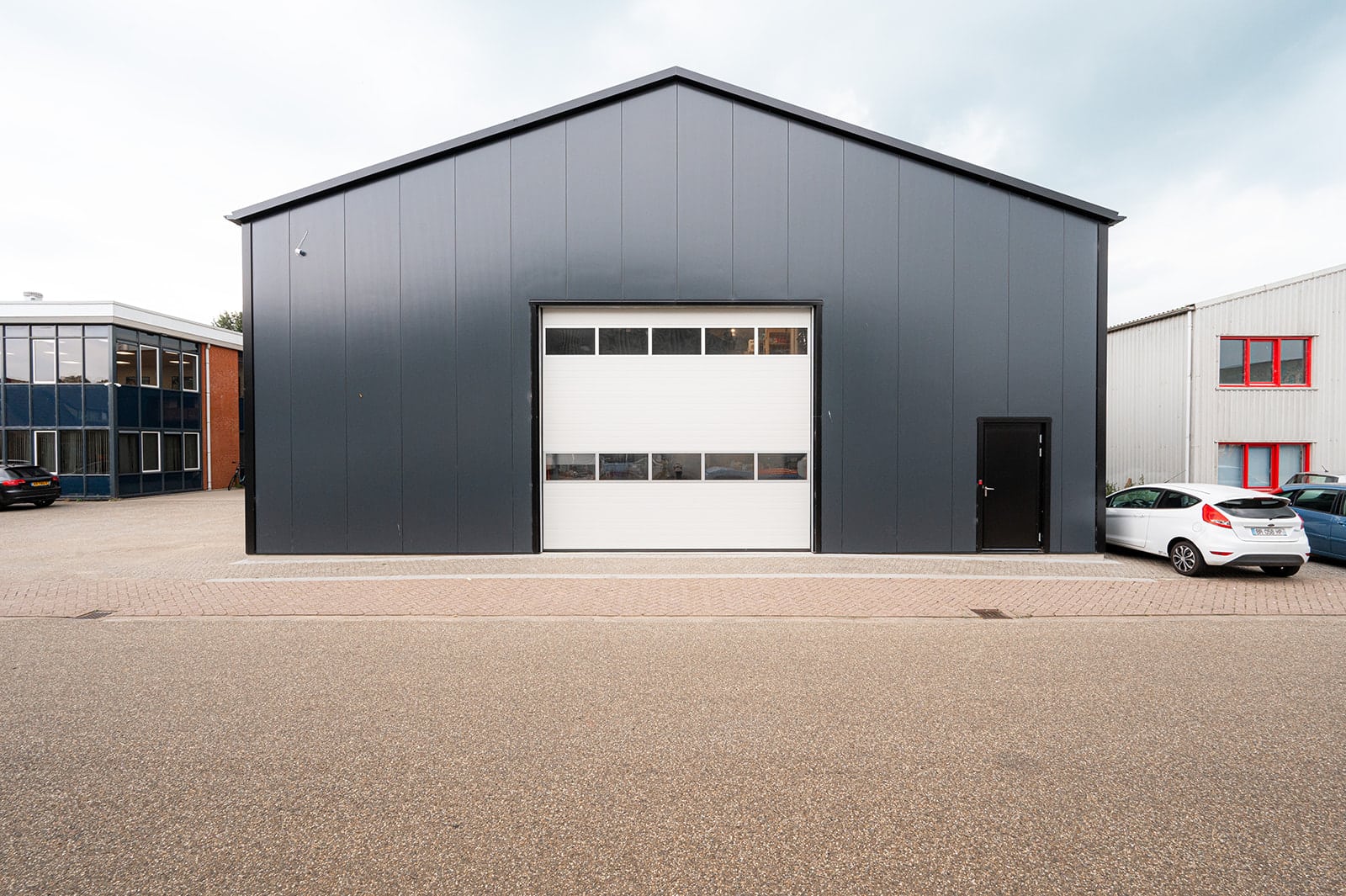 Flexhal met overheaddeur en loopdeur voor Leliveld