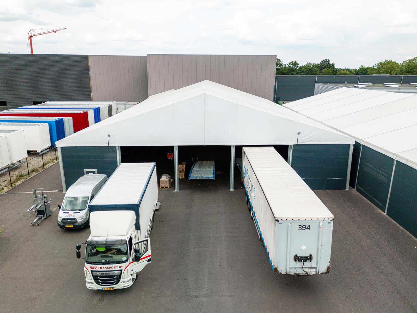 Laden en lossen bij deels geïsoleerde tenthal voor Eurofast Group